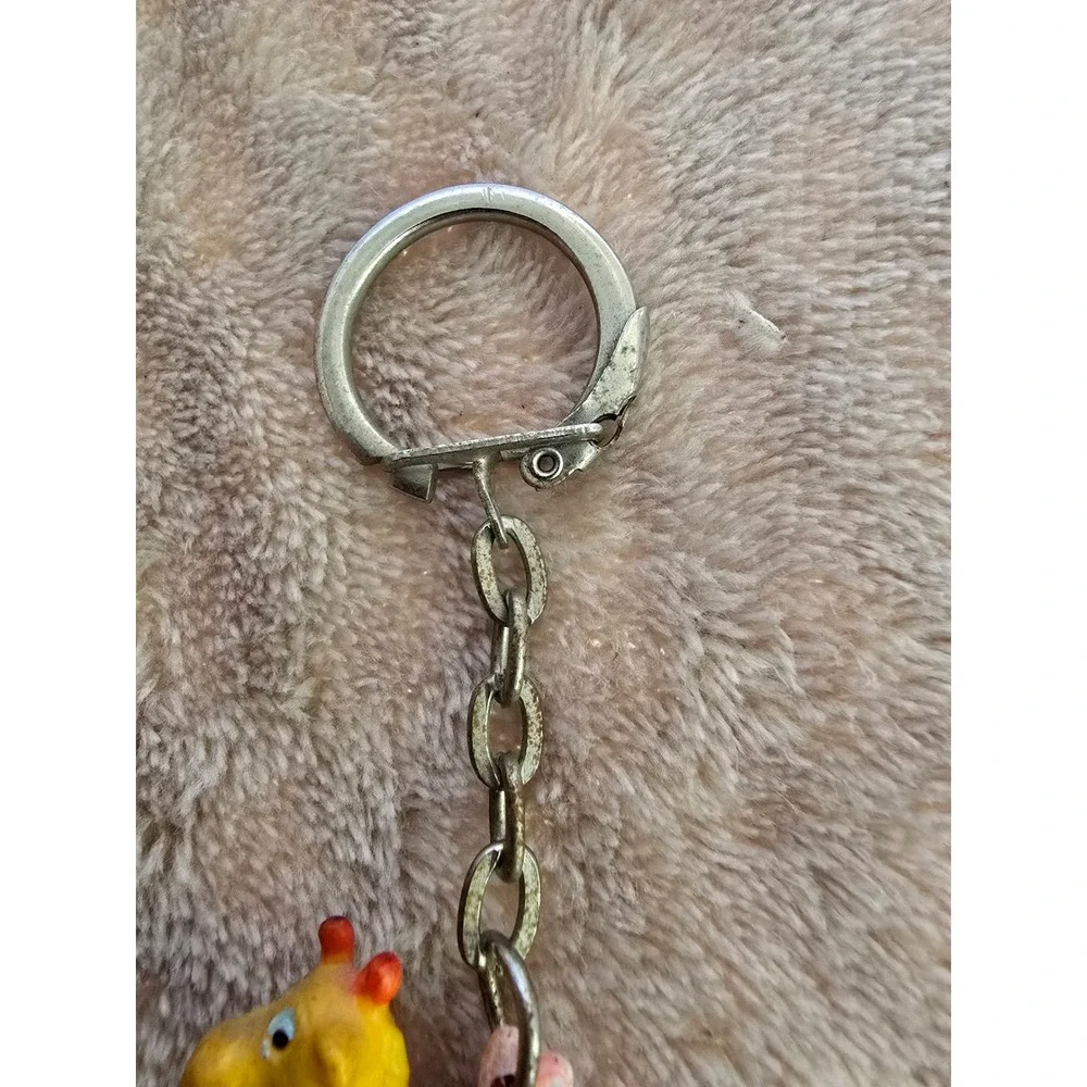 Vintage plastic giraffe and bunny keyring from Suzy's Zoo.